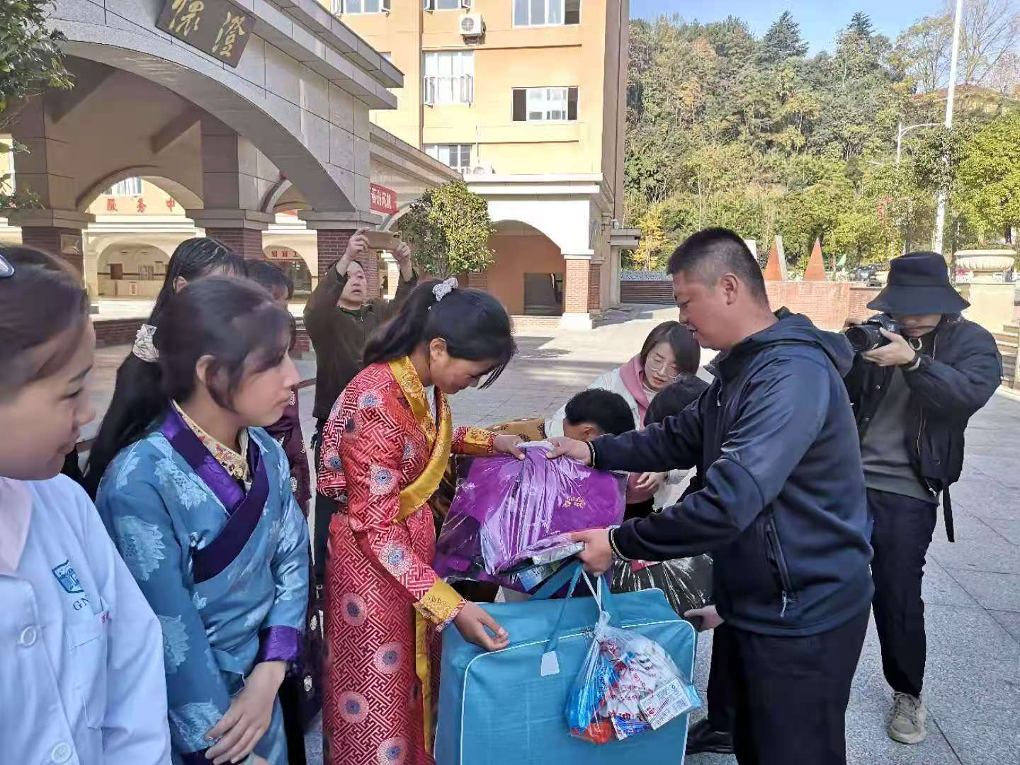 团结民族一家亲 寒冬慰问送温暖