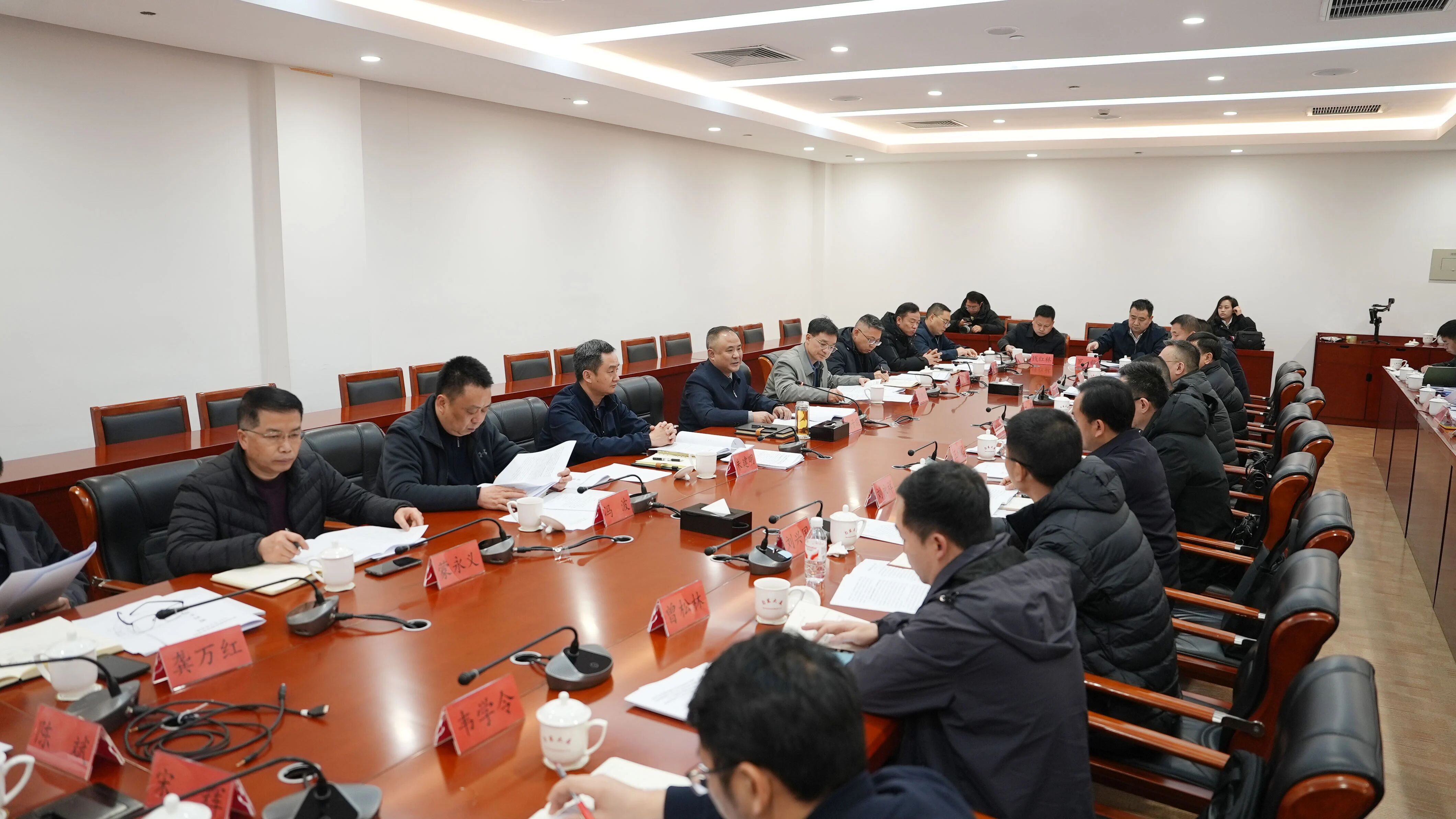 州委政法委员会召开2026年第一次全体(扩大)会议